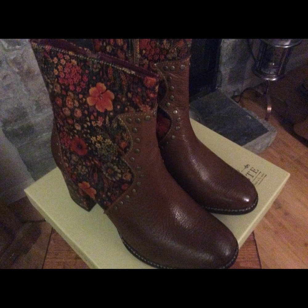 L’Artiste 3” heel floral painted leather boot. NIB